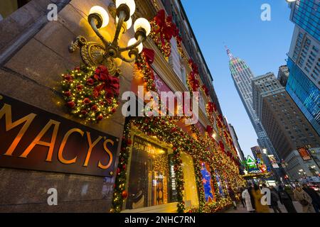 Weihnachtslichter leuchten bei Macy's in New York City auf der 2022 Stockfoto