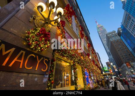 Weihnachtslichter leuchten bei Macy's in New York City auf der 2022 Stockfoto