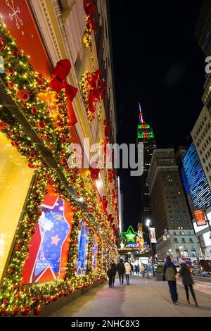 Weihnachtslichter leuchten bei Macy's in New York City auf der 2022 Stockfoto