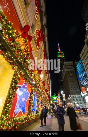 Weihnachtslichter leuchten bei Macy's in New York City auf der 2022 Stockfoto