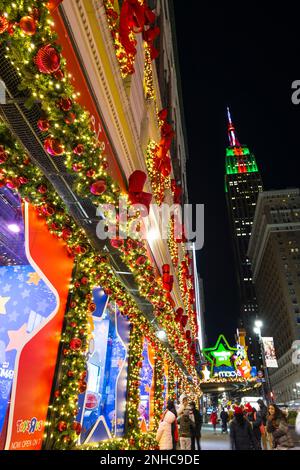 Weihnachtslichter leuchten bei Macy's in New York City auf der 2022 Stockfoto