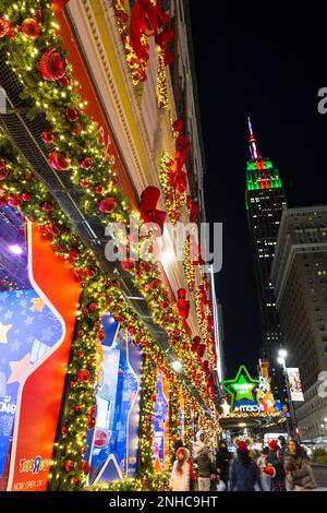 Weihnachtslichter leuchten bei Macy's in New York City auf der 2022 Stockfoto