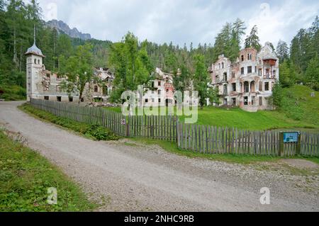 Ruinen des Grand Hotel Wildbad, eines ehemaligen Luxus-Spa-Hotels in Bagni di San Candido (Thermalbäder), San Candido (Innichen), Trentino-Südtirol, Italien Stockfoto