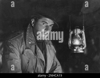 1943 , ITALIEN : der gefeierte italienische Filmschauspieler AMEDEO NAZZARI ( 1907 - 1979 ) In QUELLI DELLA MONTAGNA von Aldo Vergano - FILM - KINO - FILM - Hut - cappello da ALPINO - ALPINI - Militäruniform - uniforme divisa militare - lampada - Lampe - FASCISMO - FASCISTA - FASCHISTISCH - FASCHISMUS - Film di Propaganda --- Archivio GBB Stockfoto