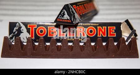 Traditionelle dunkle tobleronschokolade, isoliert im selektiven Fokus Stockfoto