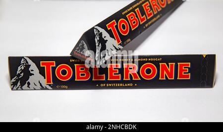 Traditionelle dunkle tobleronschokolade, isoliert im selektiven Fokus Stockfoto