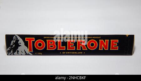 Traditionelle dunkle tobleronschokolade, isoliert im selektiven Fokus Stockfoto