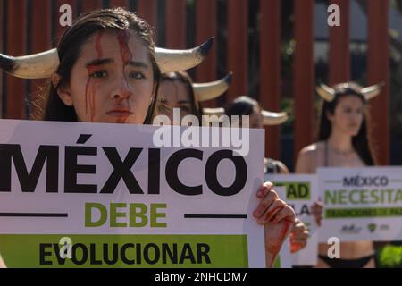 Mexiko-Stadt, Mexiko. 21. Februar 2023. 21. Februar 2023. Mexiko-Stadt, Mexiko: Mitglieder des Kollektivs der „Tierhelden“, die friedlich vor der Verfechterkammer in San Lázaro protestierten; Einige Mitglieder dieses Kollektivs bemalten ihre Körper mit roter Farbe, um Blut zu simulieren, und verwendeten Hörner und Masken, um die Bundesbeamten zu bitten, über den Gesetzesvorschlag zu diktieren, den sie der Umweltkommission über Stierkampf-Folter in Stierkämpfen gemacht haben./Eyepix Group Credit: SIPA USA/Alamy Live News Stockfoto