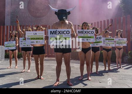 Mexiko-Stadt, Mexiko. 21. Februar 2023. 21. Februar 2023. Mexiko-Stadt, Mexiko: Mitglieder des Kollektivs der „Tierhelden“, die friedlich vor der Verfechterkammer in San Lázaro protestierten; Einige Mitglieder dieses Kollektivs bemalten ihre Körper mit roter Farbe, um Blut zu simulieren, und verwendeten Hörner und Masken, um die Bundesbeamten zu bitten, über den Gesetzesvorschlag zu diktieren, den sie der Umweltkommission über Stierkampf-Folter in Stierkämpfen gemacht haben./Eyepix Group Credit: SIPA USA/Alamy Live News Stockfoto