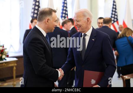 Warschau, Polen. 21. Februar 2023. US-Präsident Joe Biden (R) trifft am 21. Februar 2023 im Präsidentenpalast in Warschau mit dem polnischen Präsidenten Andrzej Duda zusammen. Foto: Jakub Szymczuk/KPRP/UPI Kredit: UPI/Alamy Live News Stockfoto