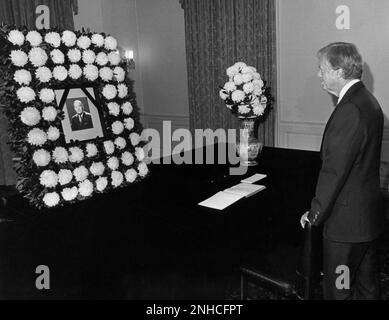 US-Präsident Jimmy Carter zollt anlässlich des Todes von japanischem Ministerpräsident Masayoshi Ohira in der japanischen Botschaft in Washington, DC am 16. Juni 1980, seine Ehre. PM Ohira starb plötzlich an einem Schlaganfall, während er in Japan ins Krankenhaus kam. Kredit: Benjamin E. 'Gene' Forte/CNP Stockfoto