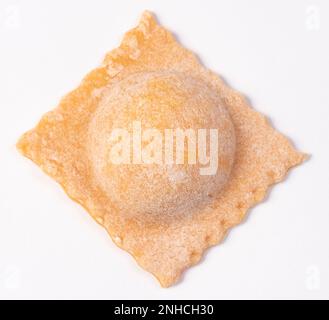 Raviolis auf weißem Hintergrund, Stockfoto