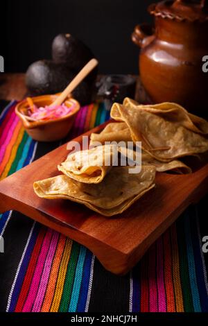 Quesadillas Doradas. Gebratene Quesadillas, die mit Maistortillas hergestellt werden, können mit jedem Gericht oder jeder Zutat, wie Fleisch, Kartoffeln oder Fisch wie gefüllt werden Stockfoto