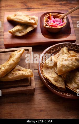 Quesadillas Doradas. Gebratene Quesadillas, die mit Maistortillas hergestellt werden, können mit jedem Gericht oder jeder Zutat, wie Fleisch, Kartoffeln oder Fisch wie gefüllt werden Stockfoto