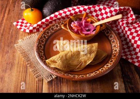 Quesadillas Doradas. Gebratene Quesadillas, die mit Maistortillas hergestellt werden, können mit jedem Gericht oder jeder Zutat, wie Fleisch, Kartoffeln oder Fisch wie gefüllt werden Stockfoto