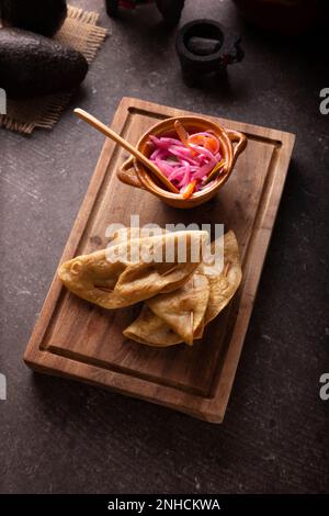 Quesadillas Doradas. Gebratene Quesadillas, die mit Maistortillas hergestellt werden, können mit jedem Gericht oder jeder Zutat, wie Fleisch, Kartoffeln oder Fisch wie gefüllt werden Stockfoto