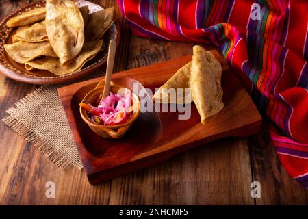 Quesadillas Doradas. Gebratene Quesadillas, die mit Maistortillas hergestellt werden, können mit jedem Gericht oder jeder Zutat, wie Fleisch, Kartoffeln oder Fisch wie gefüllt werden Stockfoto