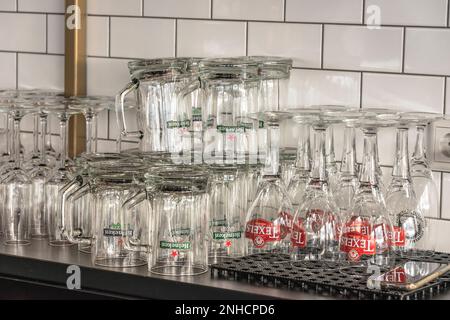 verschiedene leere Bier- und Weingläser an der Bar Stockfoto