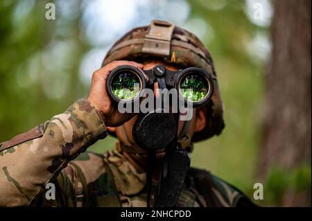 EIN US-AMERIKANISCHER Soldat mit 4. Geschwader, 10. Kavallerie-Regiment, 3. Panzerbrigade-Kampfteam, 4. Infanterie-Division, benutzt Ferngläser an einem Beobachtungsposten während Vigilant Fox, einer gemeinsamen Übung unter Beteiligung finnischer Soldaten, USA Soldaten und britische Soldaten, die dem 2. Bataillon, Gewehrregiment, in Niinisalo, Finnland, am 28. Juli zugeteilt wurden. 2022. Das 3/4.-ABCT ist unter anderem der 1. Infanterie-Division zugeteilt und arbeitet stolz mit NATO-Verbündeten und regionalen Sicherheitspartnern zusammen, um V Corps, Amerikas vorwärtsgerichtetes Korps in Europa, kämpferische Truppen zur Verfügung zu stellen. Stockfoto