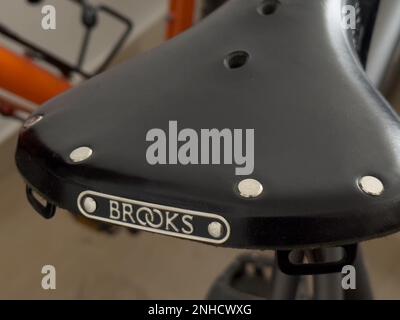 Ein wunderschöner schwarzer Brooks Fahrradsattel aus altem Leder, Detailaufnahme Stockfoto