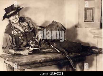 1927 , USA : der Stummfilmdarsteller DOUGLAS FAIRBANKS Sr ( 1883 - 1939 ) in THE GAUCHO ( Il Gaucho ) von F. Richard Jones , United Artists - CINEMA MUTO - FILM - Lächeln - sorriso - Hut - cappello - Pistole - Cowboy --- Archivio GBB Stockfoto