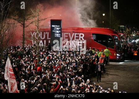 Liverpool, Großbritannien. 21. Februar 2023. Der Liverpool-Team-Bus kommt am Stadion an. UEFA Champions League, Runde mit 16 1. Beinen, Liverpool gegen Real Madrid im Anfield Stadium in Liverpool am Dienstag, den 21. Februar 2023. Dieses Bild darf nur zu redaktionellen Zwecken verwendet werden. Nur redaktionelle Verwendung, Lizenz für kommerzielle Verwendung erforderlich. Keine Verwendung bei Wetten, Spielen oder Veröffentlichungen von Clubs/Ligen/Spielern. Bild von Chris Stading/Andrew Orchard Sportfotografie/Alamy Live News Kredit: Andrew Orchard Sportfotografie/Alamy Live News Stockfoto