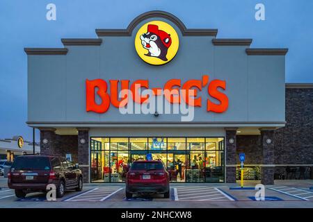 Buc-ee Texas und Südstaaten-Themen Mega-Gemischtwarenladen und Tankstelle in Warner Robins, Georgia, an der I-75. (USA) Stockfoto