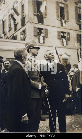 Ca. 1924 , Mailand , Italien : Der Kronprinz UMBERTO di SAVOIA ( 1904 - 1983 ) , der künftige letzte König von Italien Umberto II , während eines offiziellen Besuchs - SAVOY - reali - re - principe ereditario - ROYAL - Uniforme divisa militare - profilo --- Archivio GBB Stockfoto