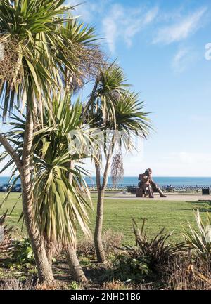 Palmen und Tommy-Statue an der Seaham-Küste, in Co Durham, England, Großbritannien Stockfoto