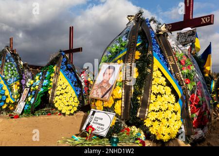 Blaue und gelbe ukrainische Nationalblumen liegen auf Gräbern von Soldaten, die innerhalb eines Jahres im Kampf gegen russische Streitkräfte getötet wurden, auf dem Friedhof von Lisove in Kiew, der Hauptstadt der Ukraine am 21. Februar 2023. Familien und Freunde des getöteten Soldaten hinterlassen die Flaggen als patriotischen Akt. Da sich die Invasion der Ukraine durch die russischen Streitkräfte ihrem ersten Jahrestag nähert, ist die Zahl der Opfer sehr hoch, obwohl die genauen Zahlen unbekannt sind. Mindestens 13 ukrainische Soldaten verloren ihr Leben (Foto: Dominika Zarzycka/Sipa USA) Stockfoto