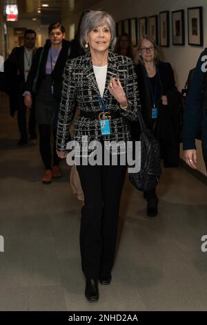 Jane Fonda kommt am 21. Februar 2023 am Sitz der Vereinten Nationen in New York zur Pressekonferenz mit Herve Berville und Laura Meller über den neuen Vertrag über die hohe See Stockfoto