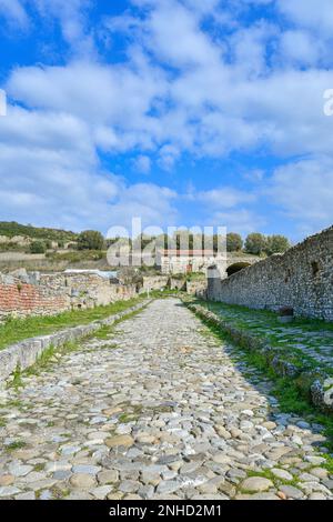 Die Straße Velia, eine antike griechisch-römische Stadt in der Provinz Salerno, Staat Kampanien, Italien. Stockfoto