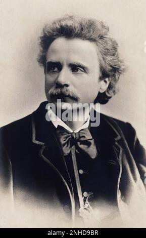 Der gefeierte norvegische Komponist Edvard Hagerup GRIEG ( Bergen 1843 - 1907 ) - Klassik - Musica classica - Compositore - Baffi - Schnurrbart - Älterer Mann - uomo anziano vecchio - capelli bianchi - weiße Haare - Cravatta - Krawatte - papillon - Kragen - colletto - Porträt - Rituto - Velluto - Samt --- Archivio GBB Stockfoto