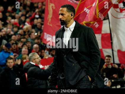 Liverpool, Großbritannien. 21. Februar 2023. Der ehemalige Spieler Rio Ferdinand aus Manchester Utd tritt während des UEFA Champions League-Spiels in Anfield, Liverpool, vor den Kop. Der Bildausdruck sollte lauten: Andrew Yates/Sportimage Credit: Sportimage/Alamy Live News Stockfoto