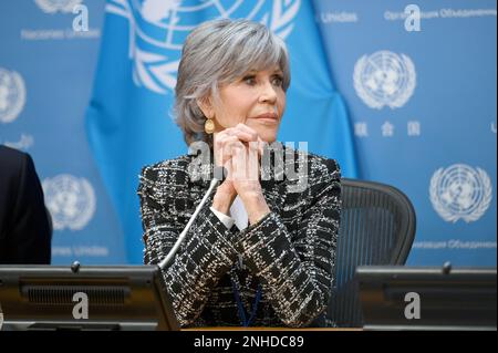 New York, USA. 21. Februar 2023. Schauspielerin und Aktivistin Jane Fonda nimmt am 21. Februar 2023 am Sitz der Vereinten Nationen an einem hybriden Pressebriefing der Vereinten Nationen über die Erwartungen des neuen Vertrags über die hohe See Teil. (Foto: Anthony Behar/Sipa USA) Guthaben: SIPA USA/Alamy Live News Stockfoto