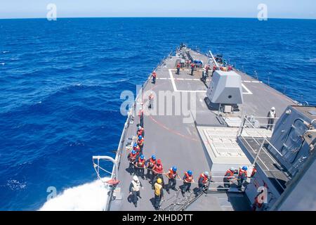 220727-N-UJ411-1012 SEELEUTE IM PAZIFISCHEN OZEAN (27. Juli 2022) bedienen Leinen auf dem Vorfeld des Arleigh-Burke-Klasse-Guided-Missile Destruyer USS Spruance (DDG 111), während das Schiff während des RIMPAC 2022 eine Wiederauffüllung auf See mit dem Hilfsölerschiff HMNZS Aotearoa (A 11) der Royal New Zealand Navy durchführt. Von Juni 29 bis August 4 nehmen an der RIMPAC 25.000 Nationen, 38 Schiffe, drei U-Boote, mehr als 170 Flugzeuge und Mitarbeiter auf und um die hawaiianischen Inseln und Südkalifornien Teil. RIMPAC pro, die weltweit größte internationale Seefahrt-Übung Stockfoto