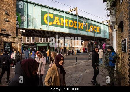 Camden-Lock-Wandgemälde auf der Eisenbahnbrücke im Camden Town District in London, England Stockfoto