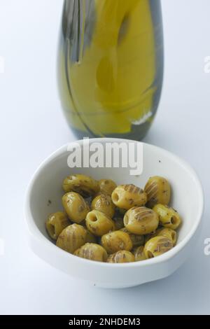 Türkisch gegrillte Oliven mit Oliven und Ölbehälter auf dem Tisch Stockfoto