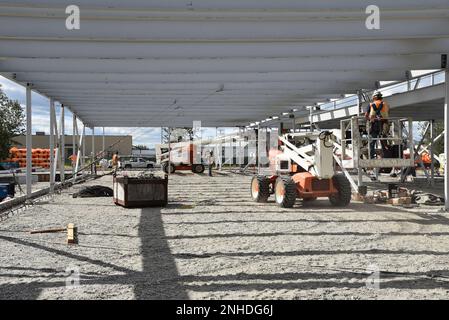 Die USA Army Corps of Engineers - Alaska District baut ein neues Kinderentwicklungszentrum für Soldaten und ihre Familien in Fort Wainwright. Das Projekt befindet sich in der vertikalen Bauphase, und die neue Anlage beginnt ihre Gestalt anzunehmen, die eine Entwurfskapazität für mehr als 300 Kinder im Alter von 6 Wochen bis 5 Jahren haben wird. Es wird 12 Zimmer für Kleinkinder und Kleinkinder, neun Zimmer für Vorschulkinder, vier allgemeine Aktivitätsräume, Küche, Wäscherei, Rezeption und Personal Lounge umfassen. Jedes Kinderzimmer ist mit einem altersgerechten eingezäunten Spielbereich verbunden. Stockfoto