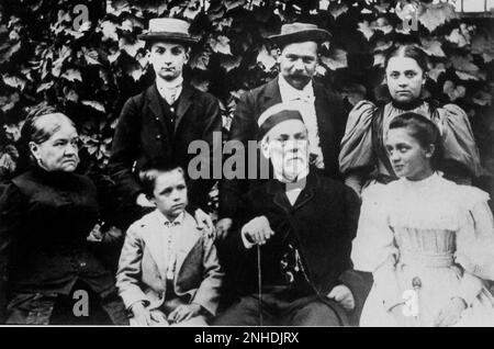1892 , Arbois , Frankreich : der gefeierte französische Wissenschaftler , Schimiker und Mikrobiologe LOUIS PASTEUR ( Dole 1822 - Villeneuve-l'Etang 1895 ) mit seiner Frau MARIE LAURENT ( erster Sitz von links , 1826 - 1910 ) , stehend ( von links ) der Neffe ACHILLE LAURENT , Schwiegersohn RENE' VALLERY RADOT ( 1858 - 1934 ) und Tochter MARIE LOUISE PASTEUR VALLERY RADOT ( 1858 - 1934 ) . An der Seite des alten Louis Pasteur seine Enkel LOUIS-PASTEUR VALLERY-RADOT ( 1886 - 1970 ) und CAMILLE VALLERY RADOT ( 1880 - 1932 ) - SCIENZIATO - Portrait - Rituto - Bart - barba - ANTIRABBICA - PASTEURISIERUNG - Stockfoto