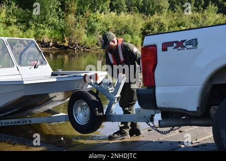 Justin Kerwin, Senior Park Ranger, entkoppelt die USA Army Corps of Engineer – Patrouillenboot des Bezirks Alaska beim Chena River Lakes Flood Control Project in North Pole, Alaska. Das Einsatzteam des Projekts patrouilliert mit dem Schiff auf der Wasserstraße, um die öffentliche Sicherheit und die Einhaltung von Bundesvorschriften zu fördern. Das Chena Project schützt die Innenstadt von Fairbanks vor Überschwemmungen und bietet zahlreiche Freizeitaktivitäten wie Jagen, Wandern, Angeln, Reiten und Wandern, gepflasterte Radwege und Wildtierbeobachtung. Stockfoto