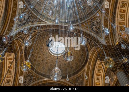 Paris, Frankreich - 02 21 2023: Blick in die Madeleine-Kirche Stockfoto