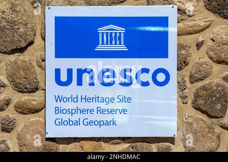 Steigen Sie am Eingang ein, UNESCO-Schild, Ngorongoro Conservation Area, Tansania Stockfoto