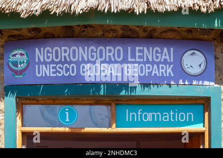 Informationsschalter am Eingang, UNESCO-Schild, Ngorongoro Conservation Area, Tansania Stockfoto