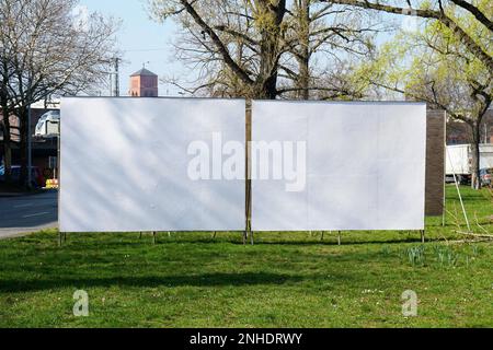 Zwei realistische leer Anzeigentafeln nebeneinander auf städtischen Grünflächen am Straßenrand Stockfoto