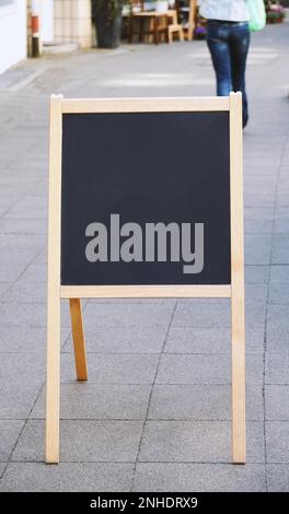 Leere leere Kunden Stopper Tafel Werbeschild oder Menütafel stehen auf Bürgersteig in der Stadt Stockfoto