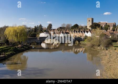 AYLESFORD, Kent/UK - MÄRZ 24: Blick aus dem 14. Jahrhundert Brücke und St. Peter's Kirche in Aylesford am 24. März 2019 Stockfoto