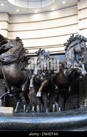 LONDON, UK - 11. März: Die Pferde der Helios-Statue in Piccadilly London am 11. März 2019 Stockfoto