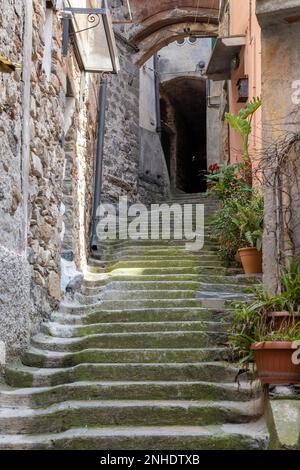 VERNAZZA, LIGURIEN/ITALIEN - APRIL 20 : Straßenszene von Vernazza Liguria Italien am 20. April 2019 Stockfoto