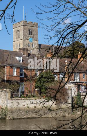 AYLESFORD, Kent/UK - MÄRZ 24: Blick auf das chequers Public House und St. Peter's Kirche in Aylesford am 24. März 2019. Nicht identifizierte Personen Stockfoto